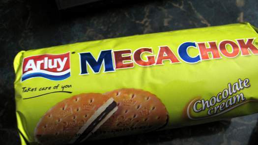 業務スーパーの Megachok サンドイッチビスケット チョコ を食べる お菓子 スペイン直輸入 3時のおやつはメガチョック カフェビショップ